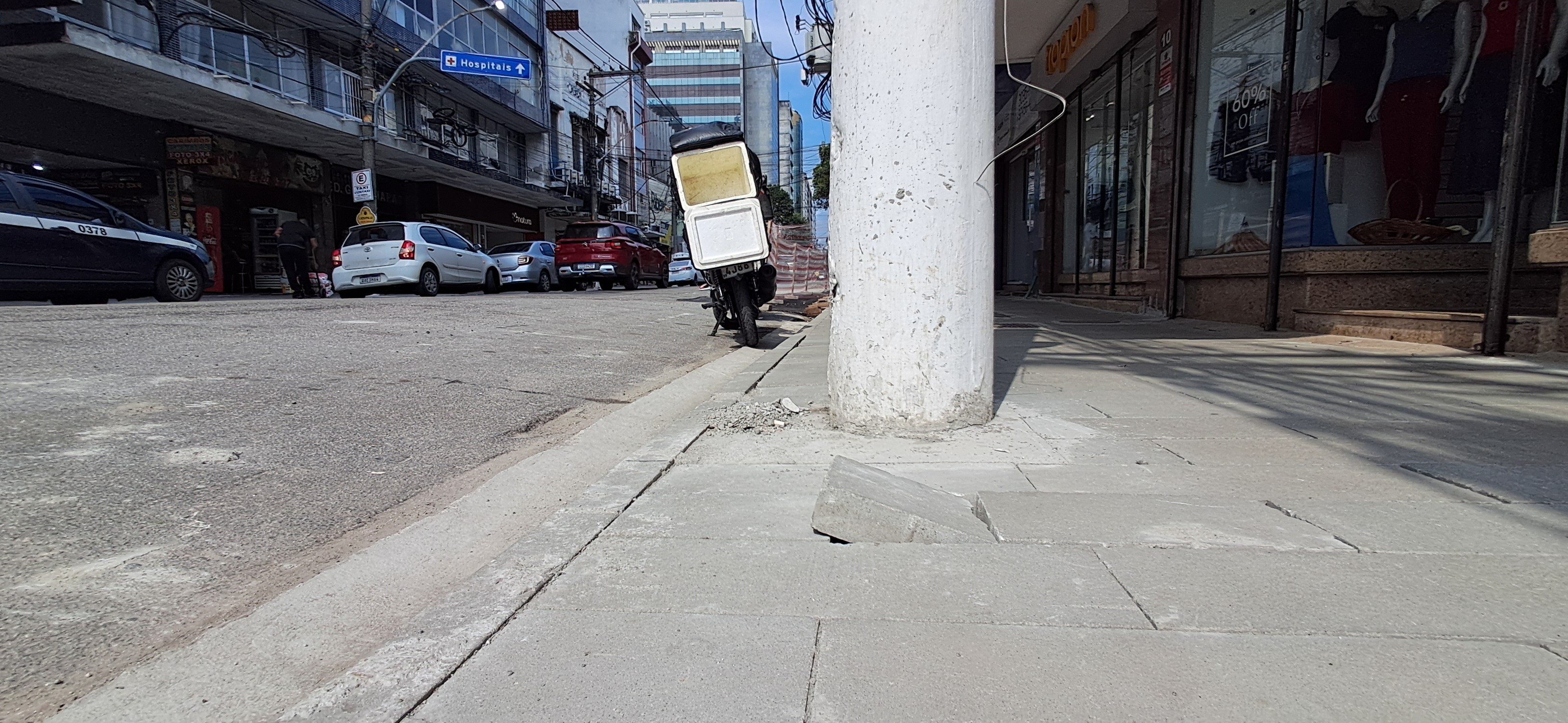 Calçadas em obras têm desníveis e geram queixas no Centro e no Fonseca