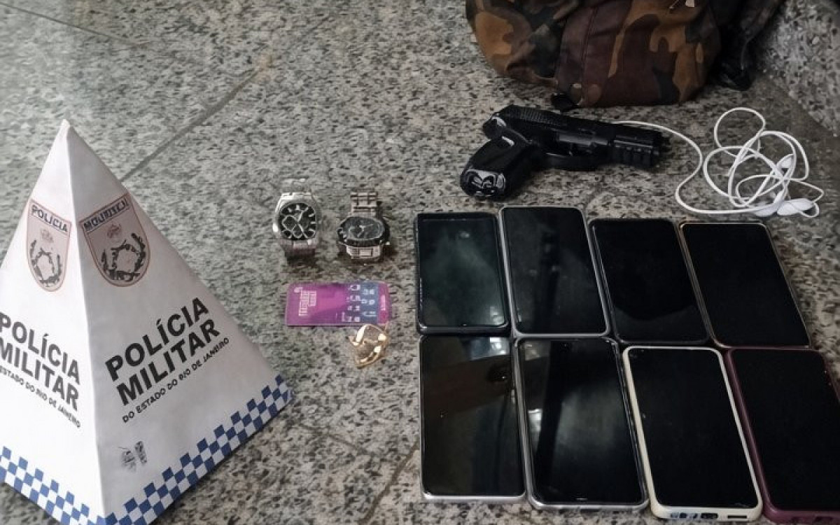 PM detém dois suspeitos após sinais de passageiros em ônibus na Avenida Brasil