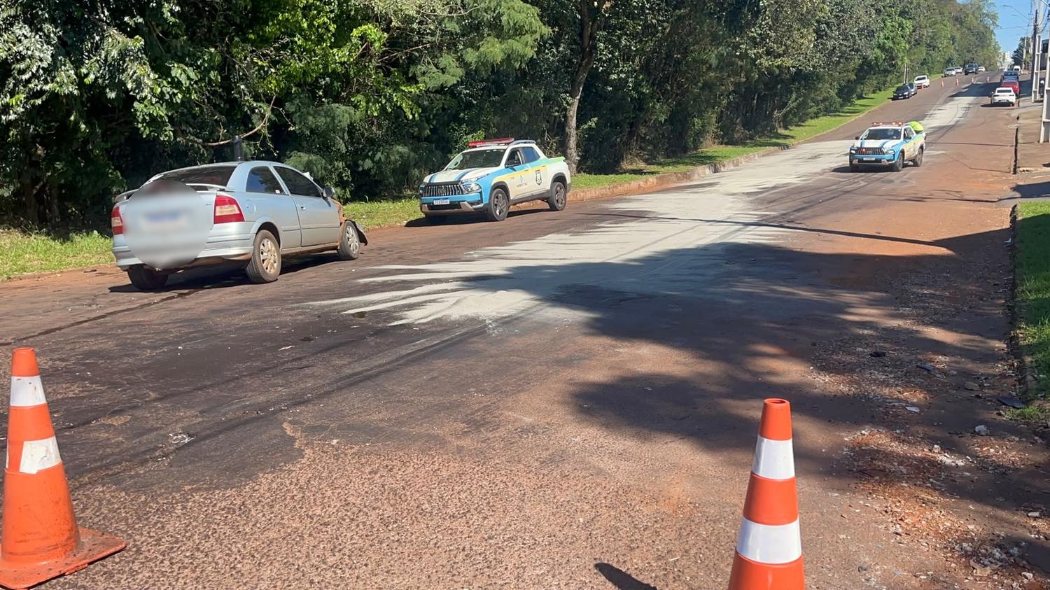 Vazamento de óleo interdita cruzamento no Bairro São Cristóvão, em Cascavel