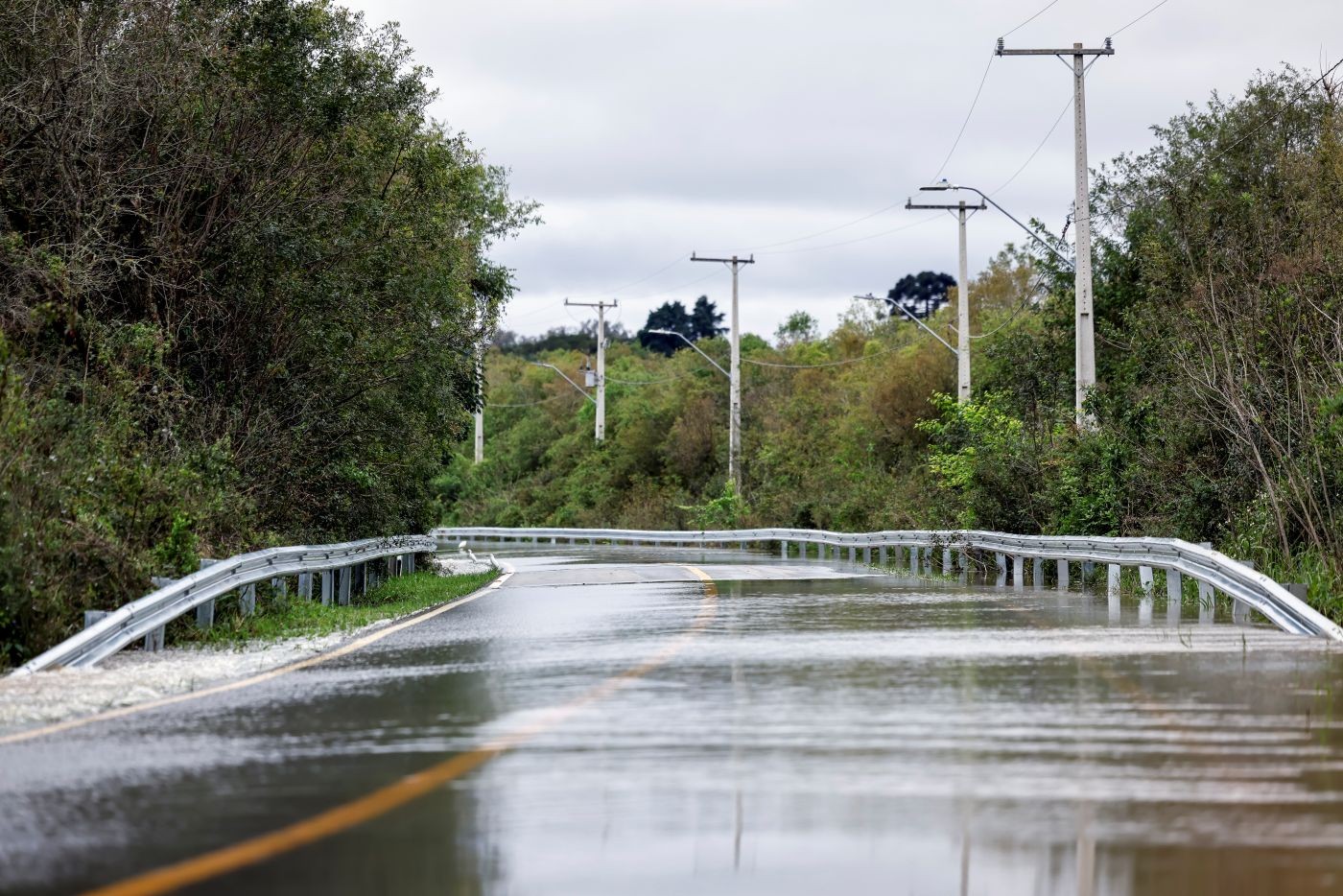 Araucária instala guard rails em vias rurais; investimento chega a R$ 1,2 milhão