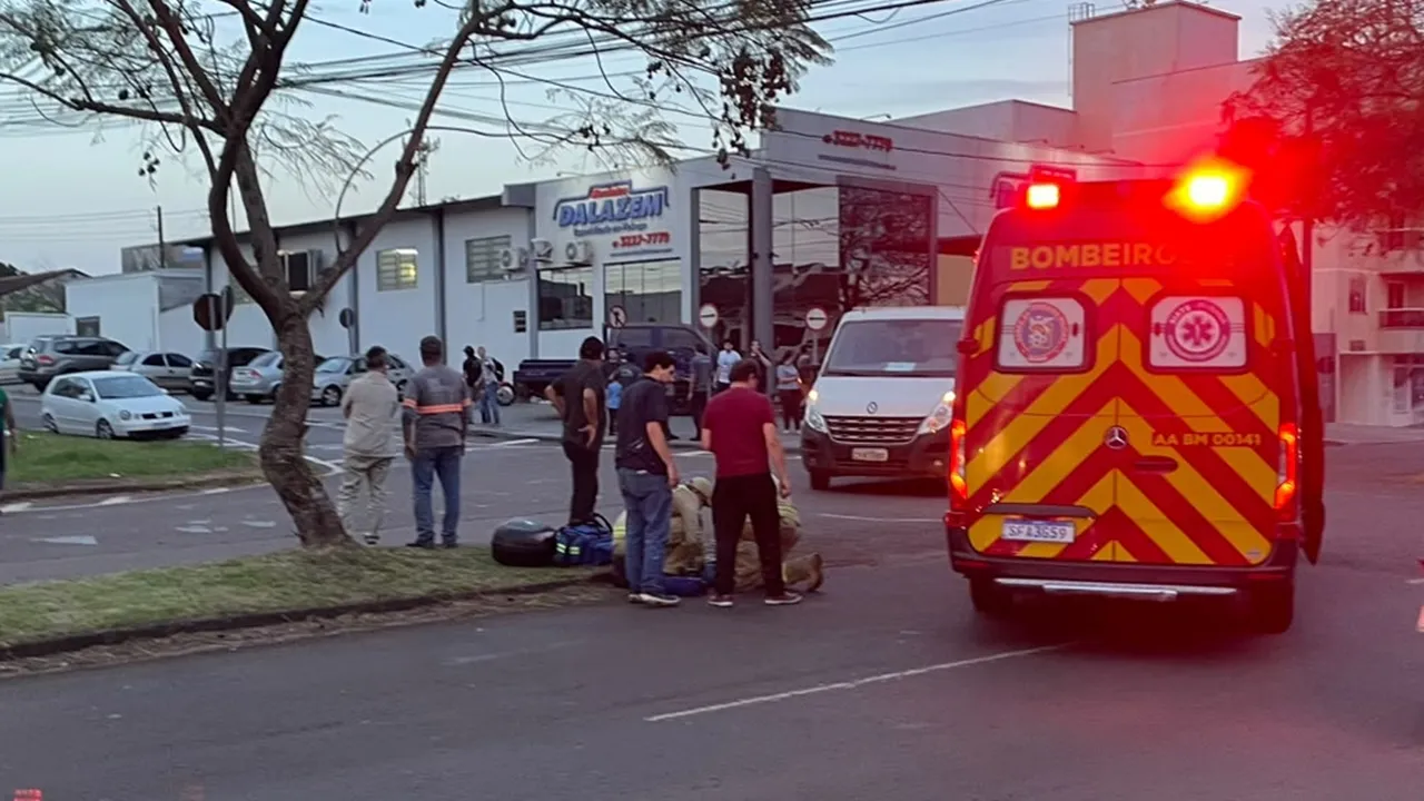 Jovem fica ferida em colisão entre moto e utilitário no Pacaembu