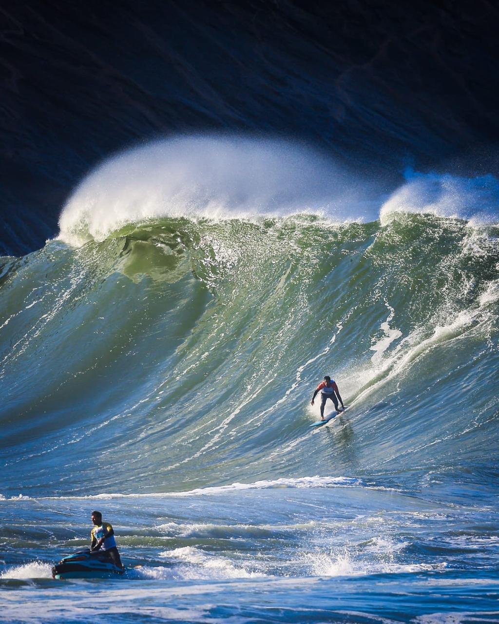 Itacoatiara Big Wave reúne elite do surfe de ondas grandes nesta terça