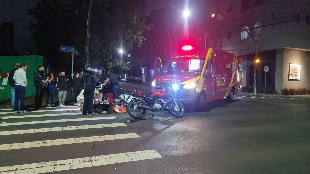 Colisão entre duas motos deixa dois feridos no Centro de Cascavel