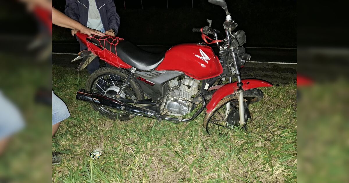 Jovem fica ferido em acidente entre carro e moto na PR-272, em Ibaiti