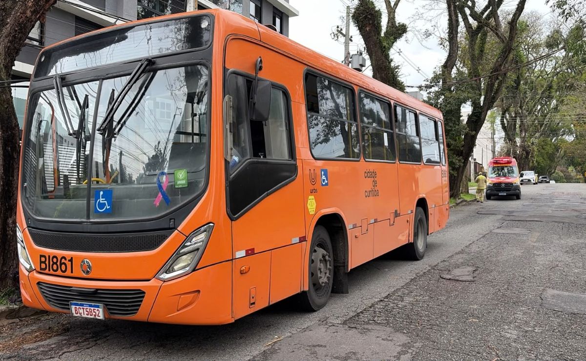 Mulher fica ferida após acidente entre ônibus e moto no Boa Vista