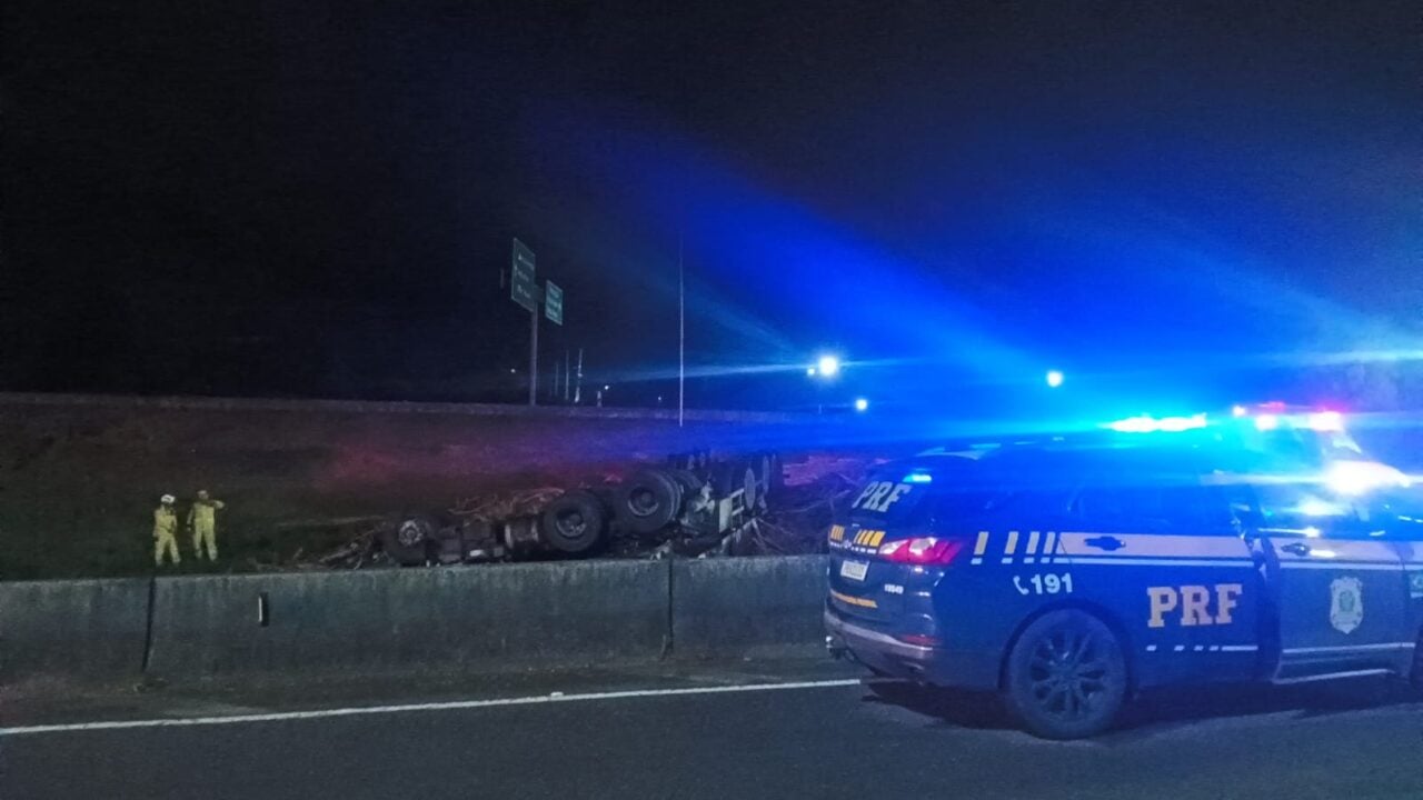Motorista morre após caminhão tombar na BR-116, em Quatro Barras