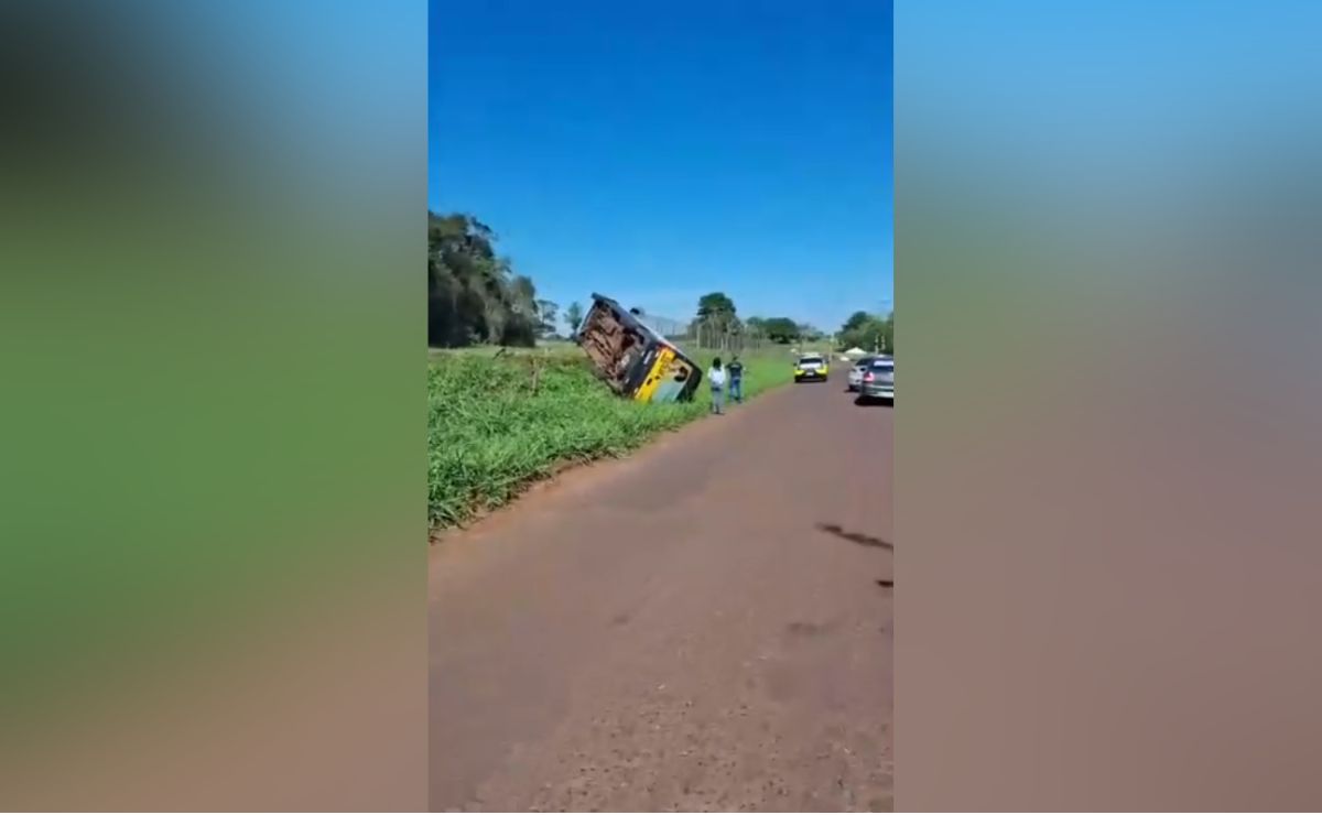 Homem furta van escolar, capota durante fuga e é preso em Foz do Iguaçu
