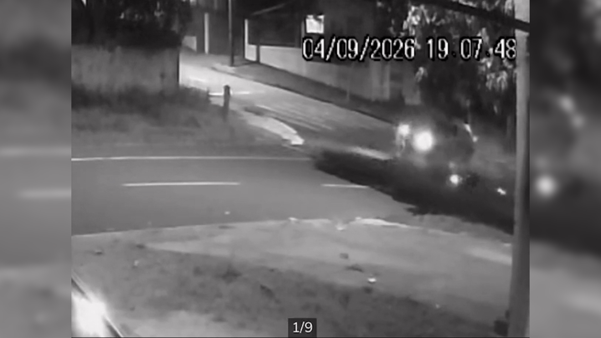 Câmera registra colisão entre Gol e ciclomotor no Cancelli, em Cascavel
