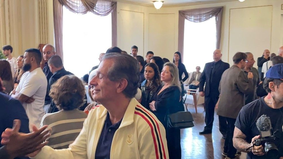 Bap comparece ao velório de Paulo Angioni nas Laranjeiras com casaco do Flamengo
