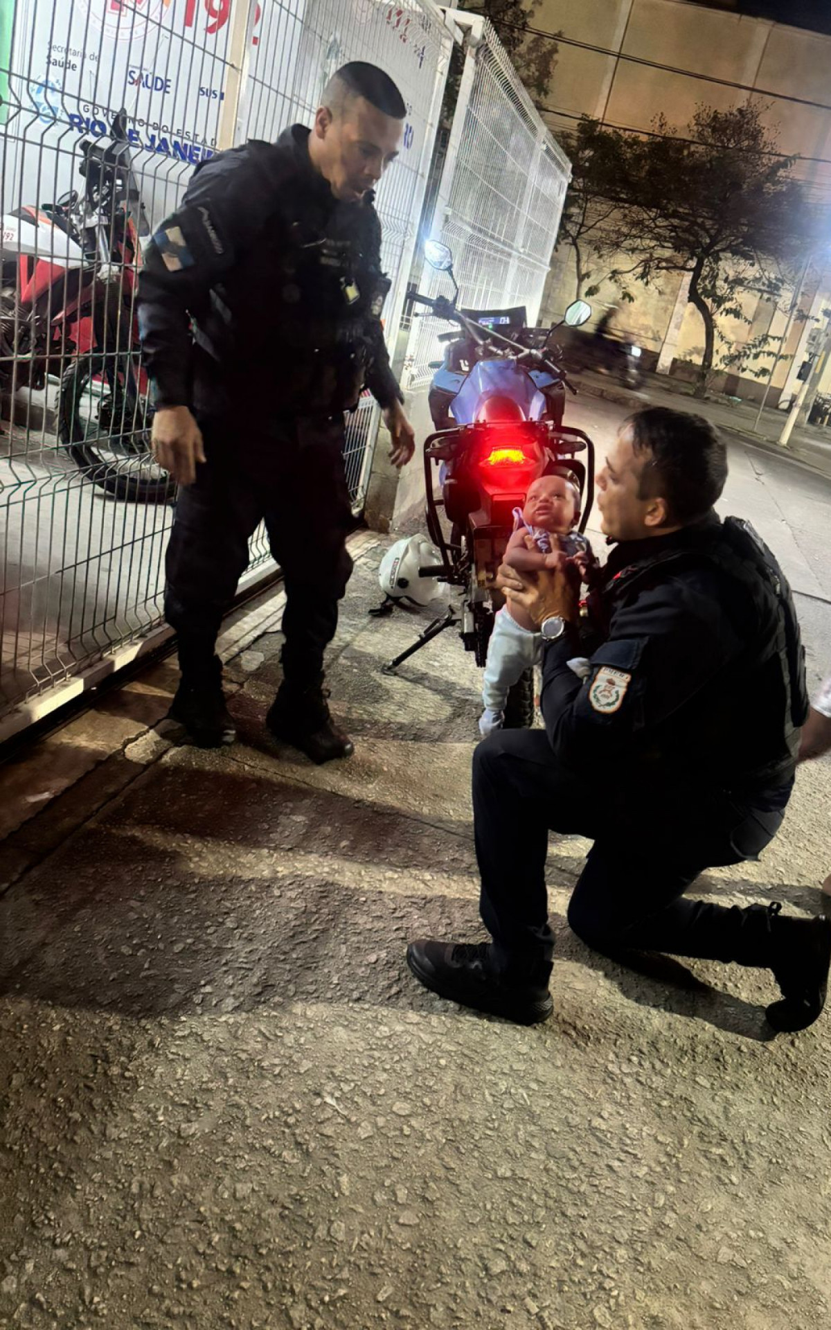 PMs socorrem bebê de 28 dias engasgado na Praça Seca