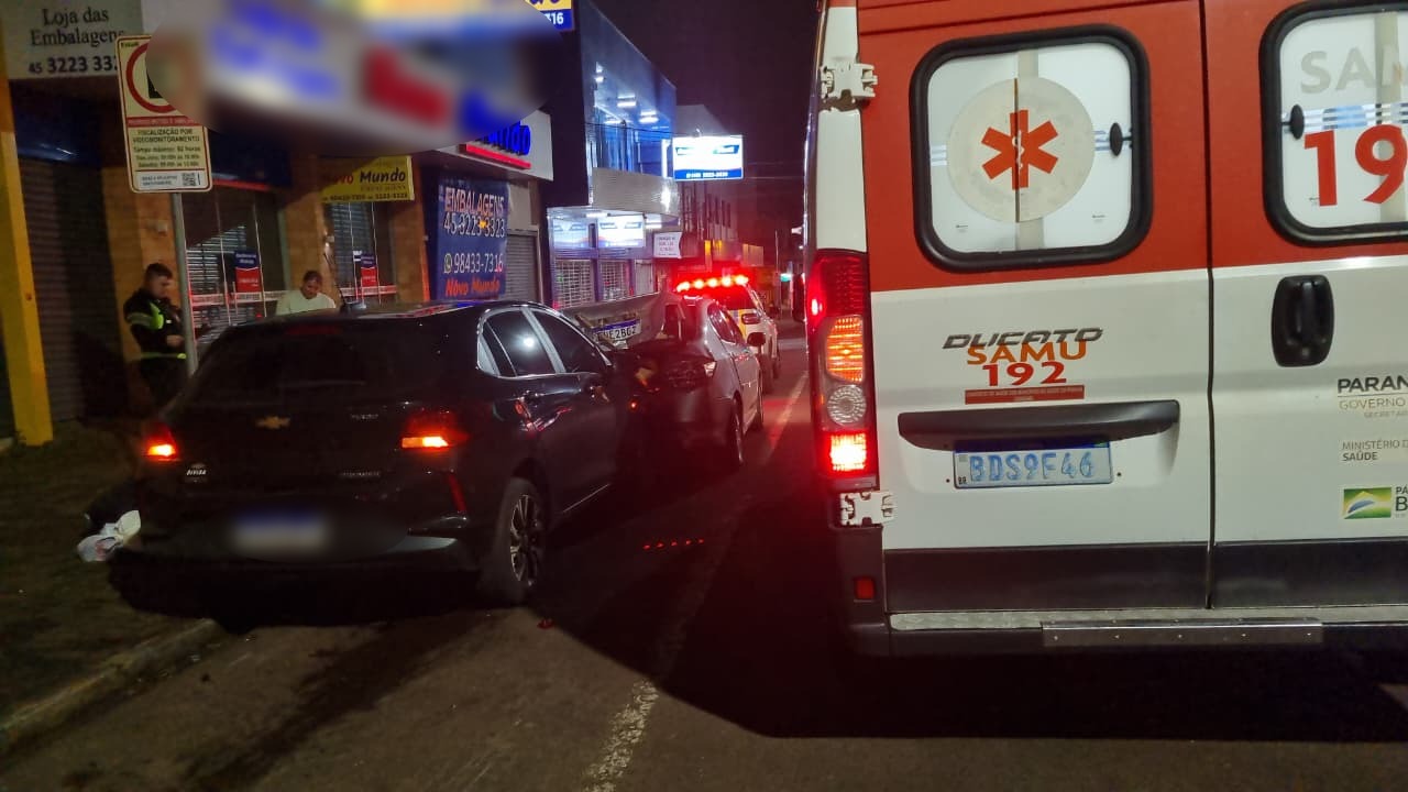 Motorista passa mal e bate em carro estacionado em Cascavel
