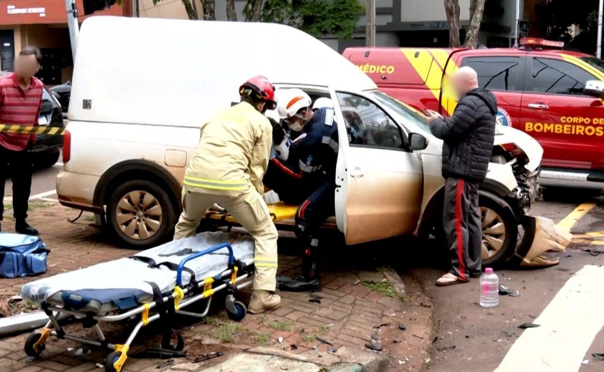 Batida no Coqueiral deixa dois feridos e prende motorista nas ferragens