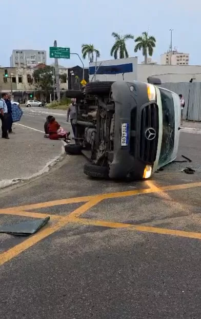 Van da Saúde de São Pedro da Aldeia tomba após colisão no Centro de Niterói