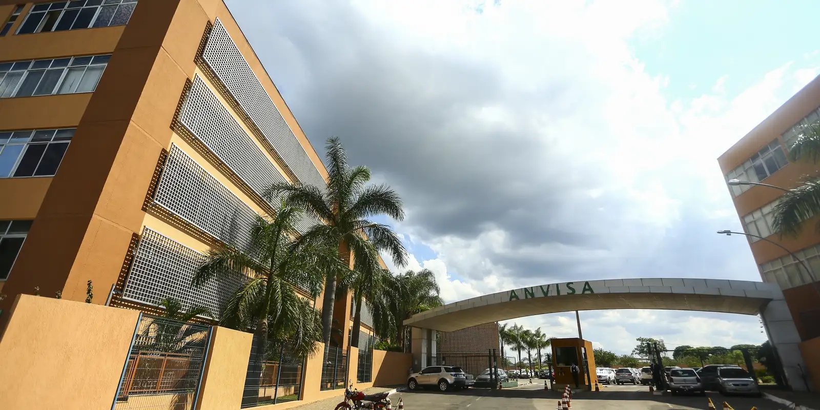 Anvisa proíbe cosméticos e saneantes e determina recolhimento de produtos