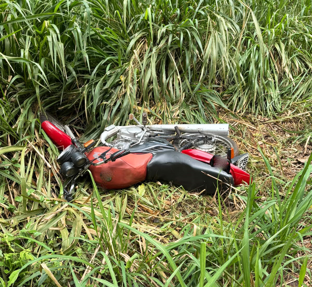 Adolescente é baleado após atirar contra policial em tentativa de roubo