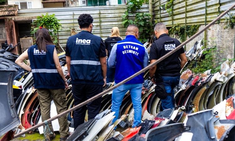 Ferro-velho clandestino é interditado e proprietário é preso em Itaipu