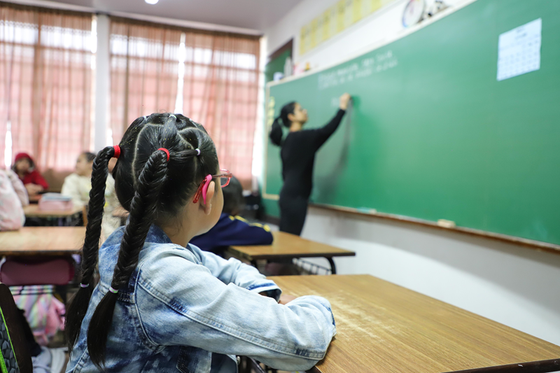 Programa oferece exames e óculos gratuitos a alunos de Curitiba