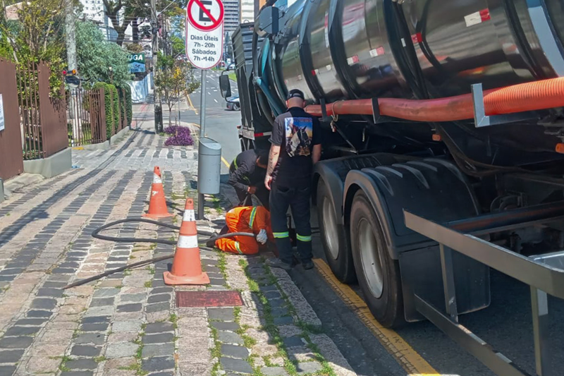 Rede de drenagem do Centro de Curitiba passa por manutenção preventiva
