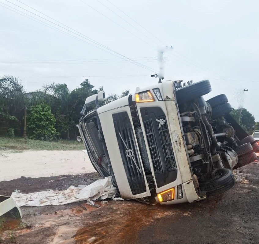 Caminhão tomba na PR-092, em Santo Antônio da Platina