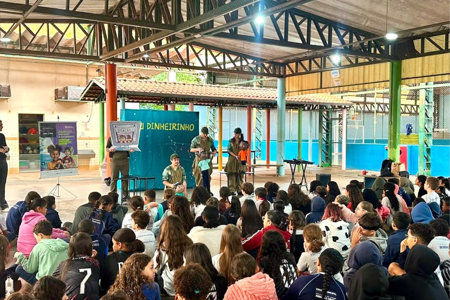 Teatro de bonecos leva educação financeira a escolas de Ribeirão Preto