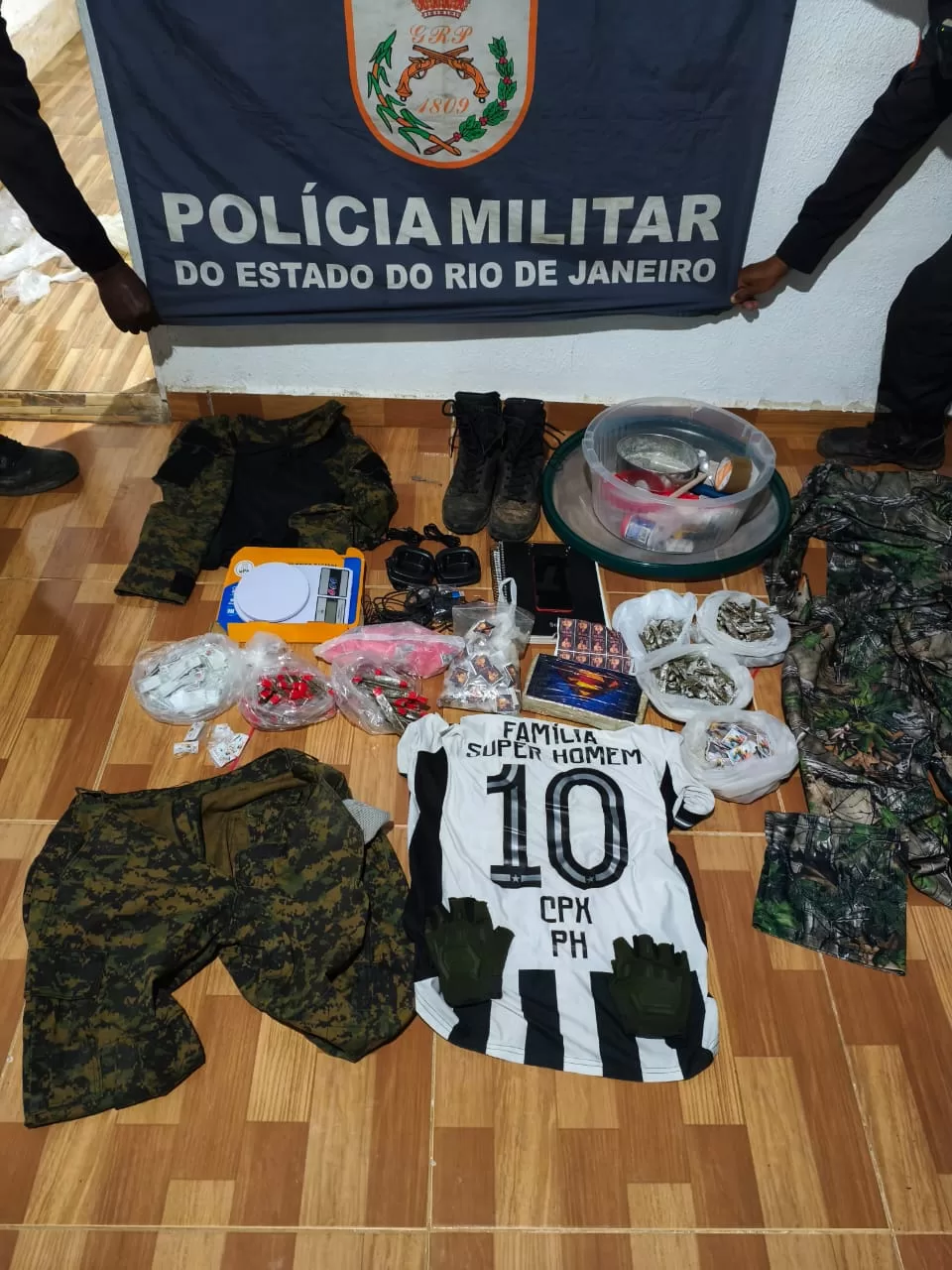 PM apreende drogas e fardamento tático em quitinete de Cabo Frio