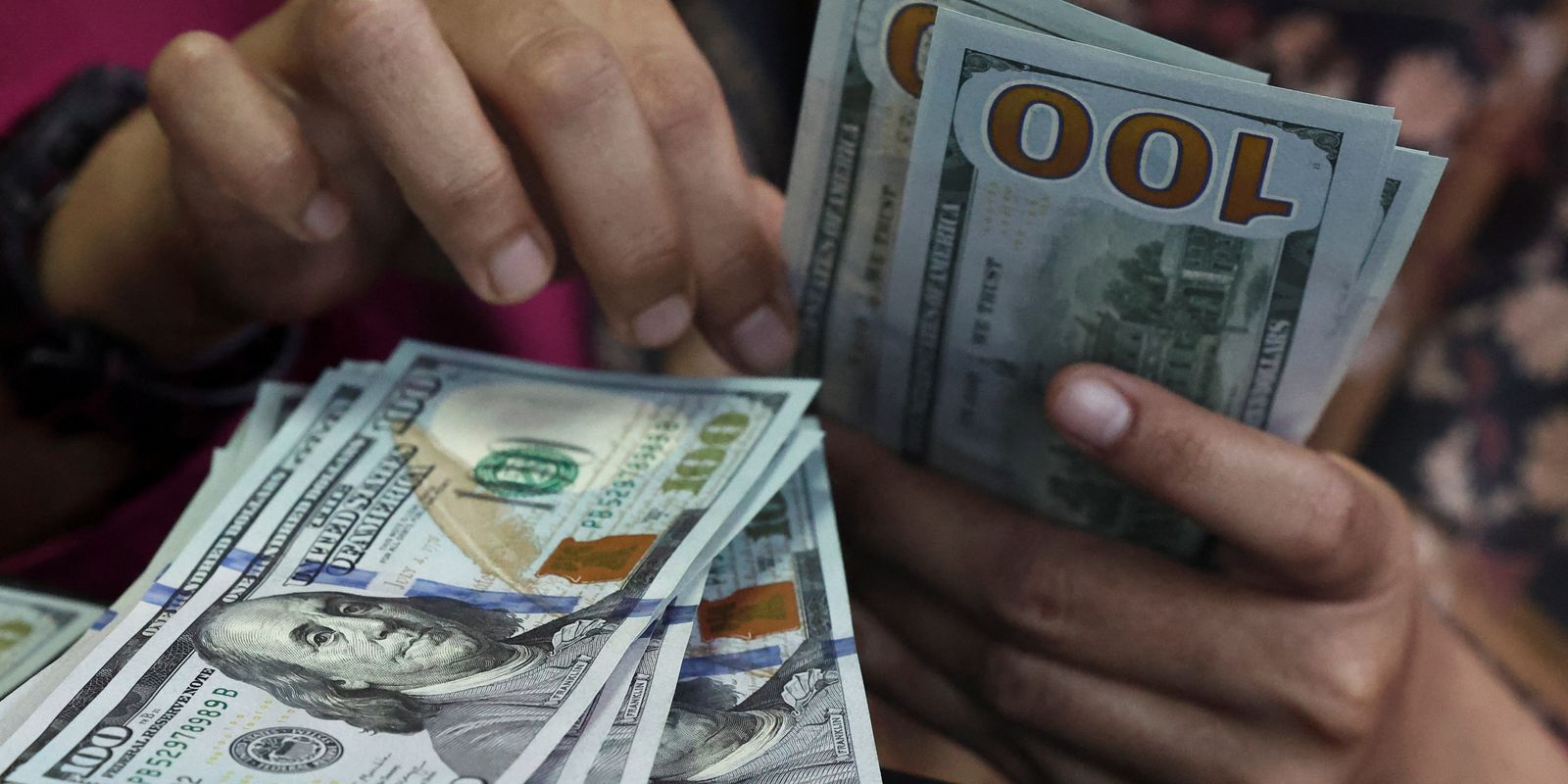 Dólar fecha a R$ 4,975, abaixo de R$ 5 pela primeira vez desde maio