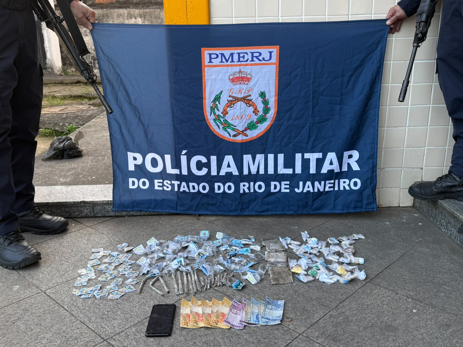 Jovem é detido com maconha, cocaína e crack no Barreto, em Niterói