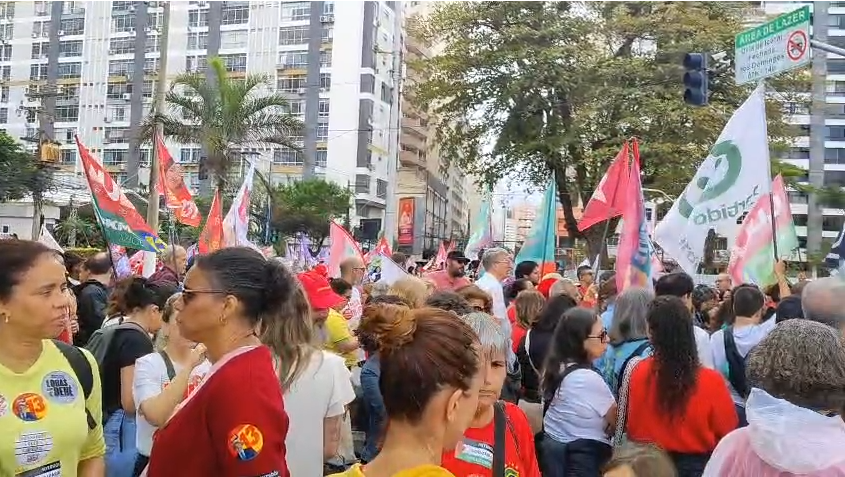 Ato de apoio a Lula reúne cerca de 3 mil pessoas em Icaraí