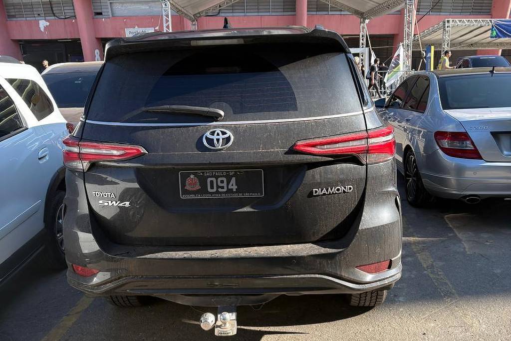 Carros oficiais da Alesp são vistos em convenção de Tarcísio