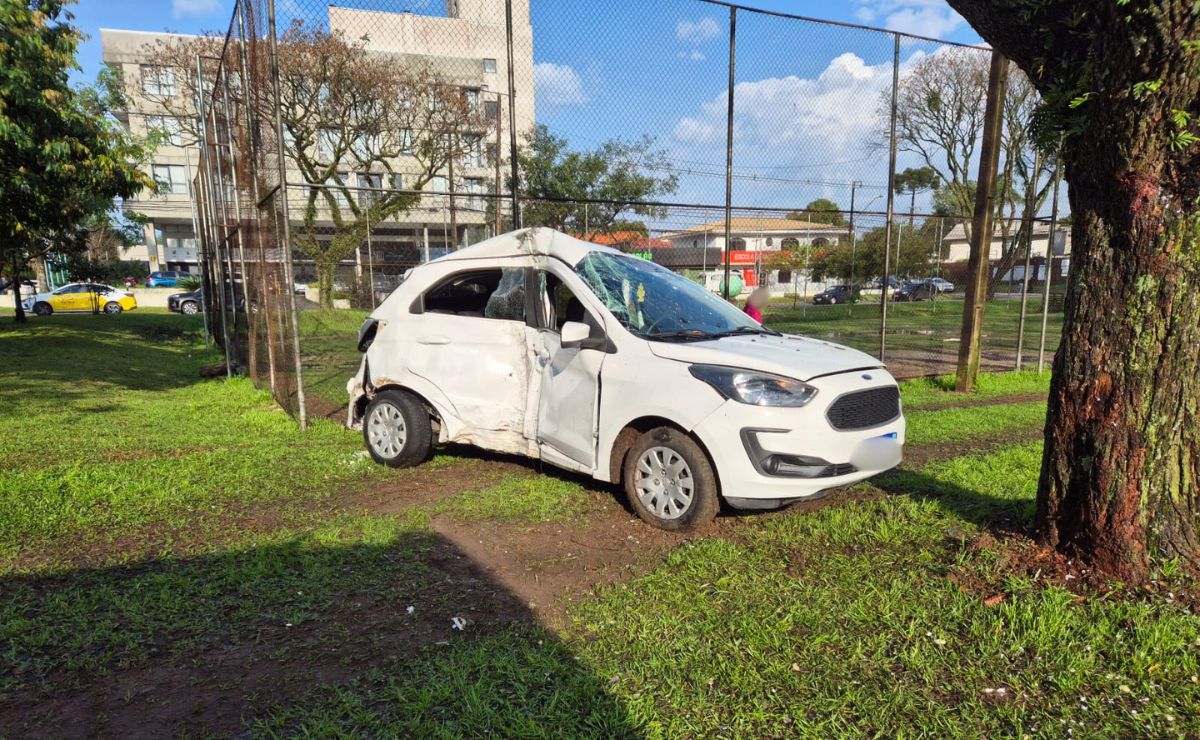 Batida entre três carros deixa mulher ferida no bairro Uberaba, em Curitiba