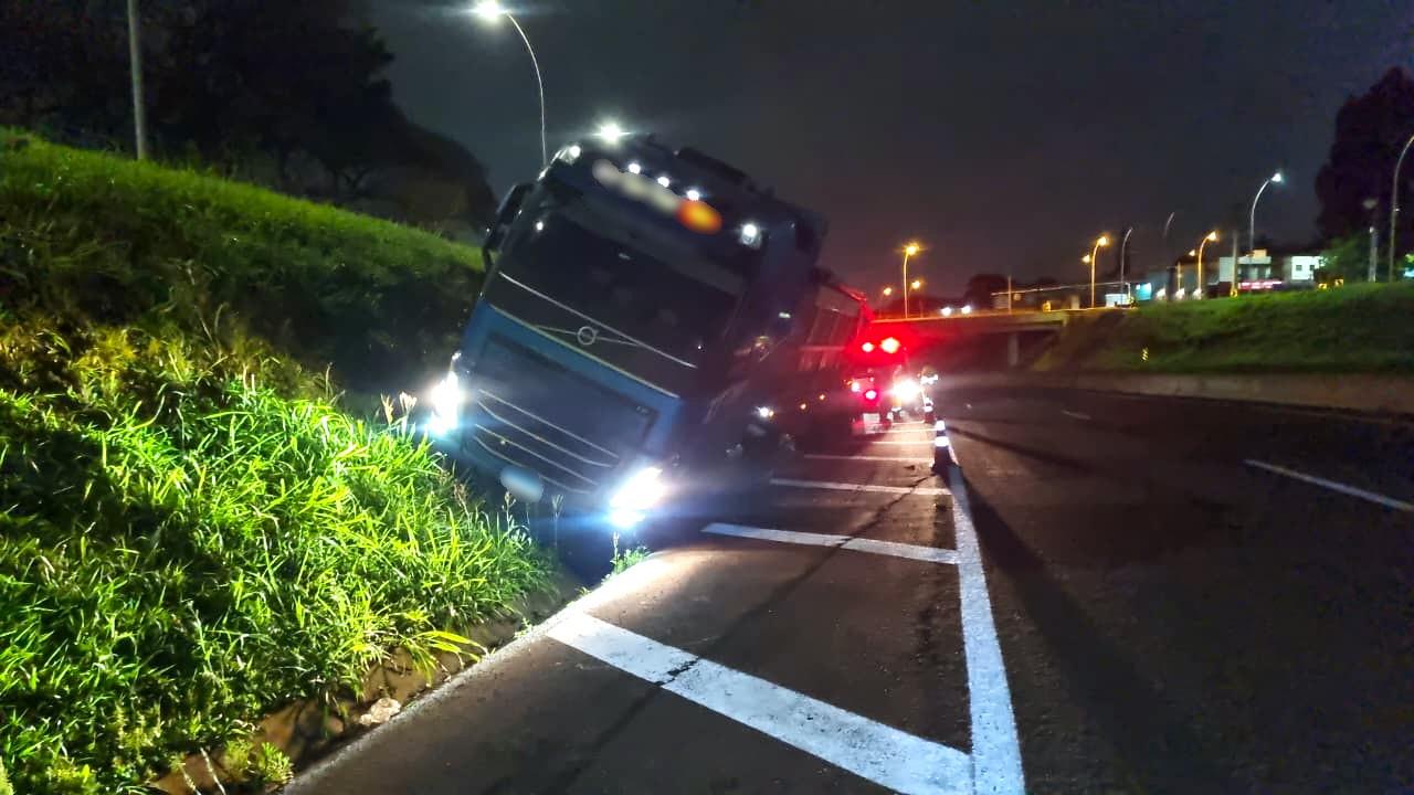 Caminhão carregado com adubo sai da pista na PRC-467, em Cascavel
