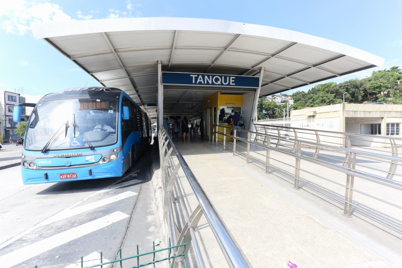 Mulher morre após ser atingida por roda de ônibus do BRT em Jacarepaguá