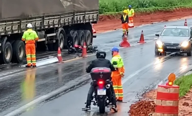 Jovem de 20 anos morre em colisão entre moto e carreta na BR-153, em Jacarezinho