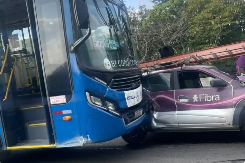 Engavetamento com ônibus e carros causa retenções em viaduto de Niterói