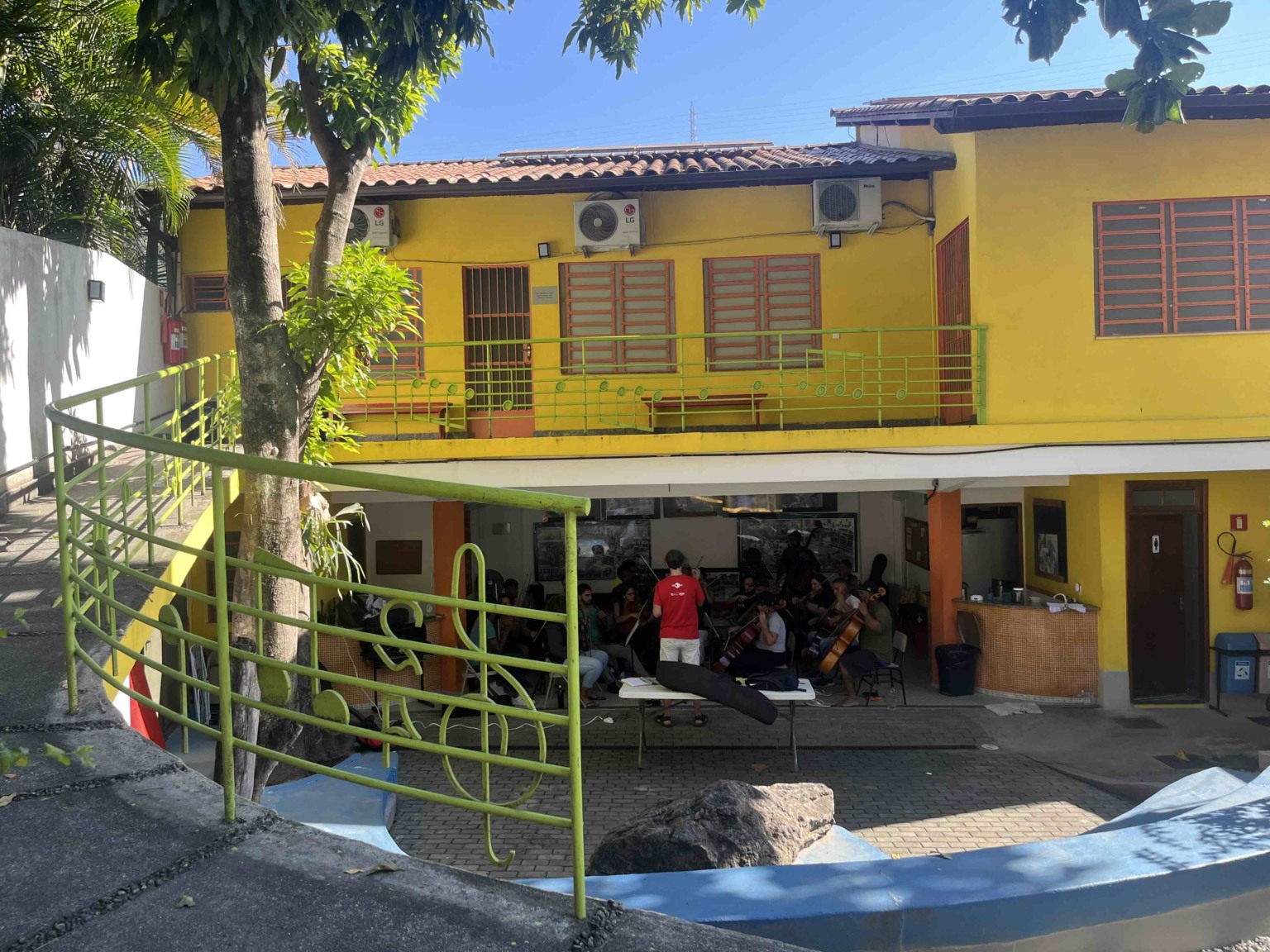 Grota oferece cursos gratuitos em seis bairros de Niterói