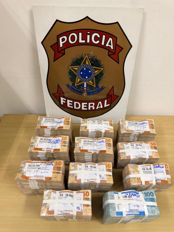PF apreende R$ 600 mil durante ação contra crimes eleitorais em Piratininga