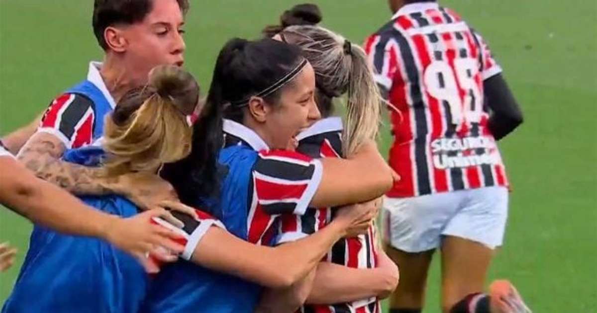 São Paulo vence Corinthians de virada e fica a um empate do título feminino