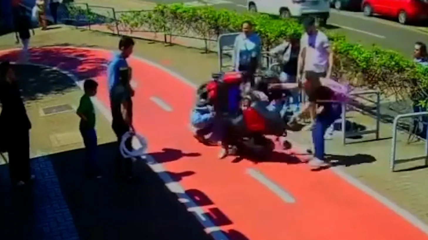 Moto elétrica acelera após queda e atinge jovem em ciclovia de Cascavel