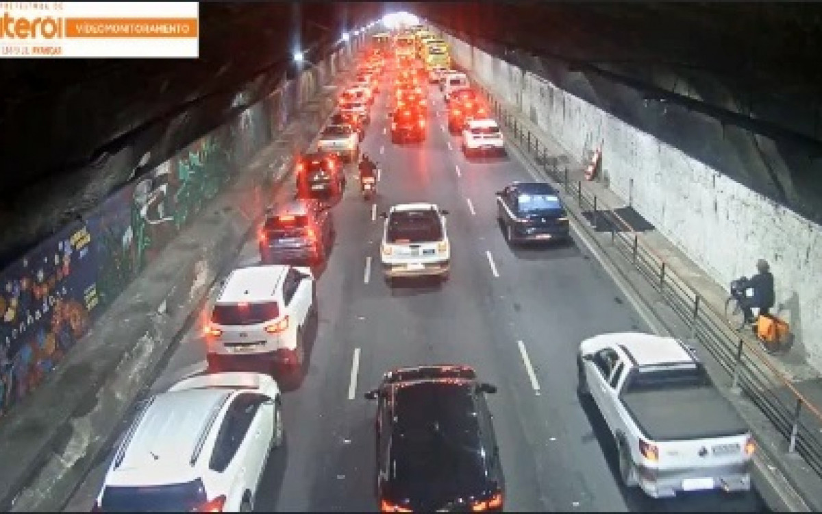 Colisão entre dois carros deixa trânsito lento na Zona Sul de Niterói