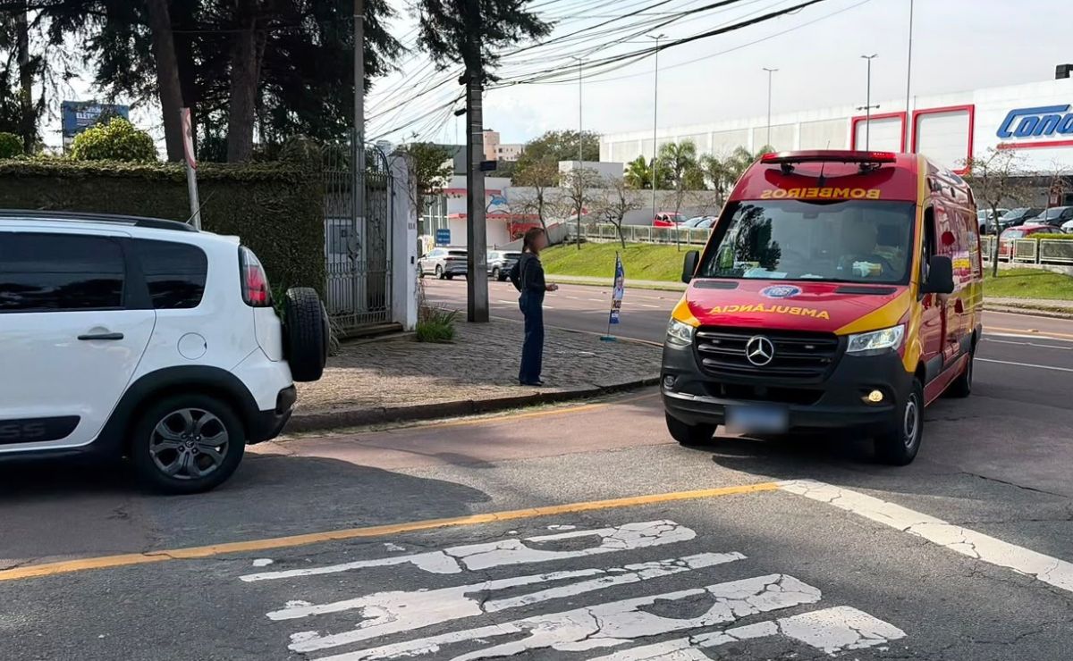 Mulher é atropelada após tentar atravessar rua correndo em Curitiba