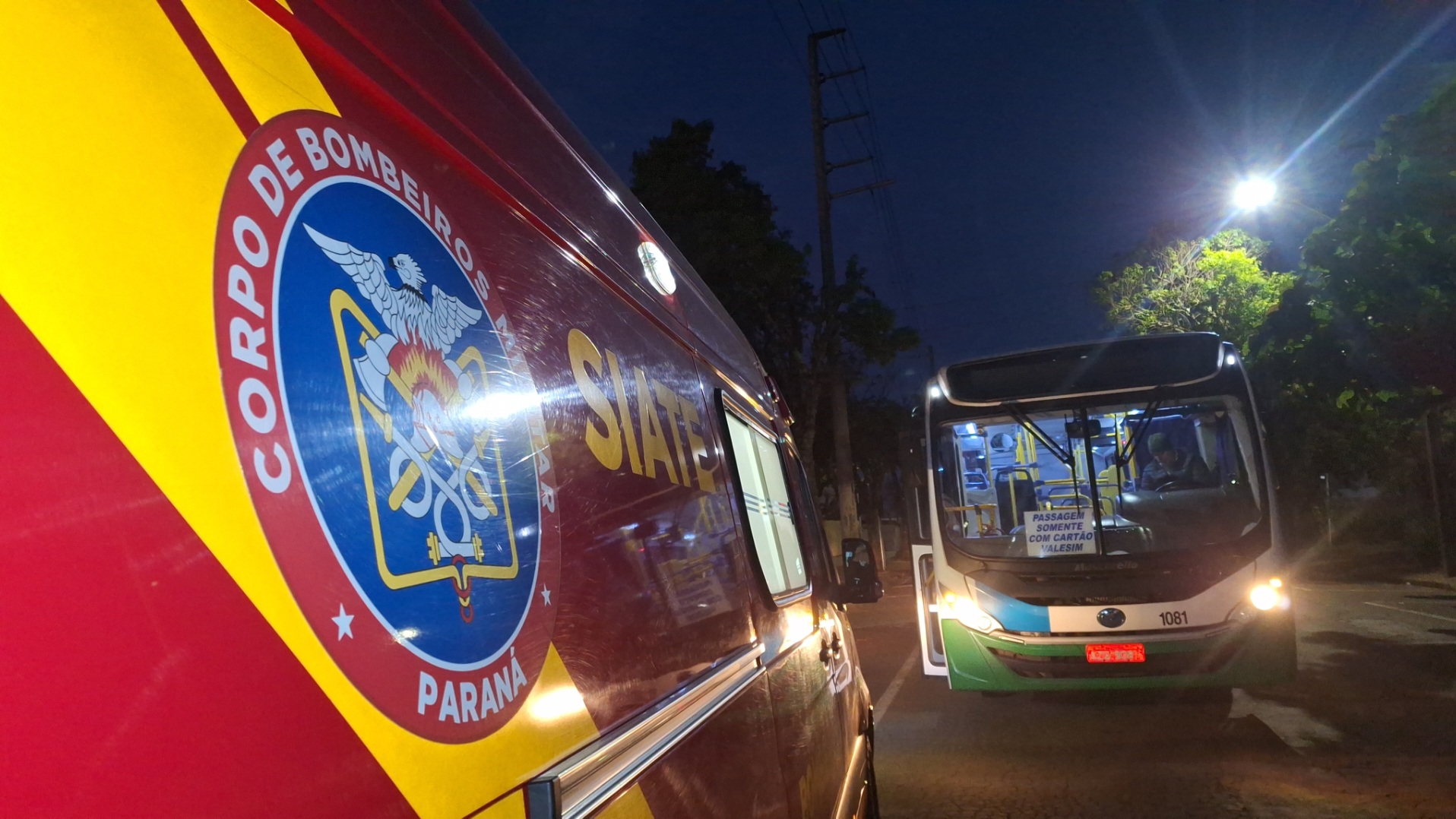 Mulher fica ferida após cair dentro de ônibus na Avenida Corbélia, em Cascavel