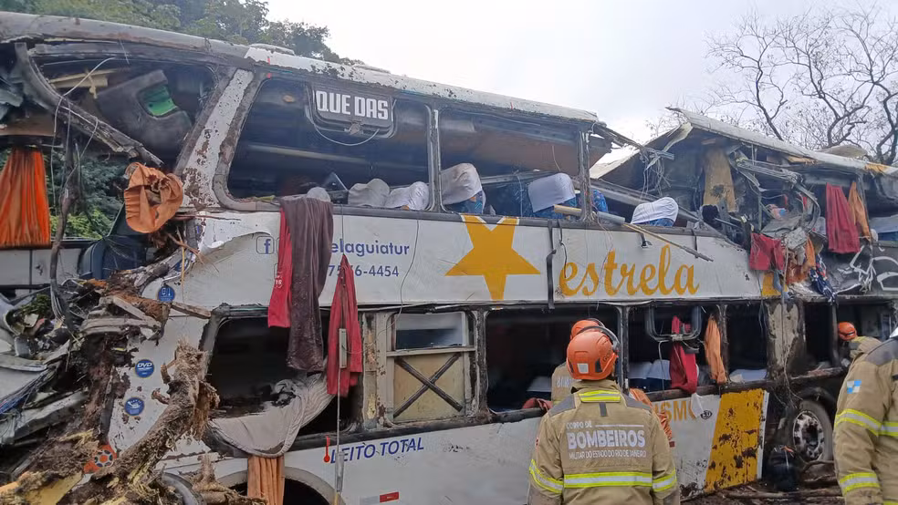 Ônibus que tombou em Petrópolis fazia transporte clandestino, diz ANTT