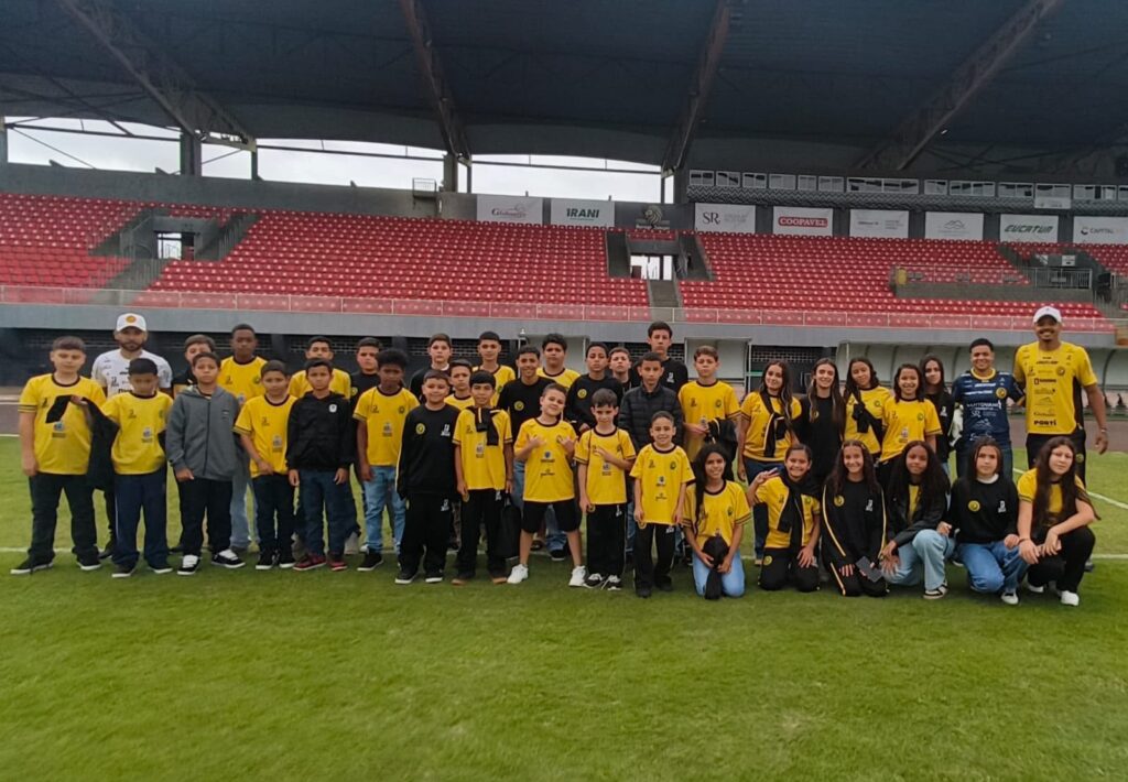 Atletas de Rancho Alegre conhecem bastidores do futebol em Cascavel