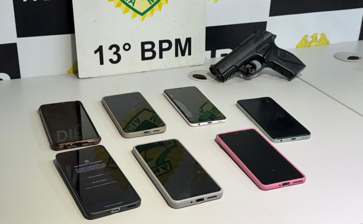 Quatro suspeitos de assaltos são presos com celulares e simulacro em Curitiba