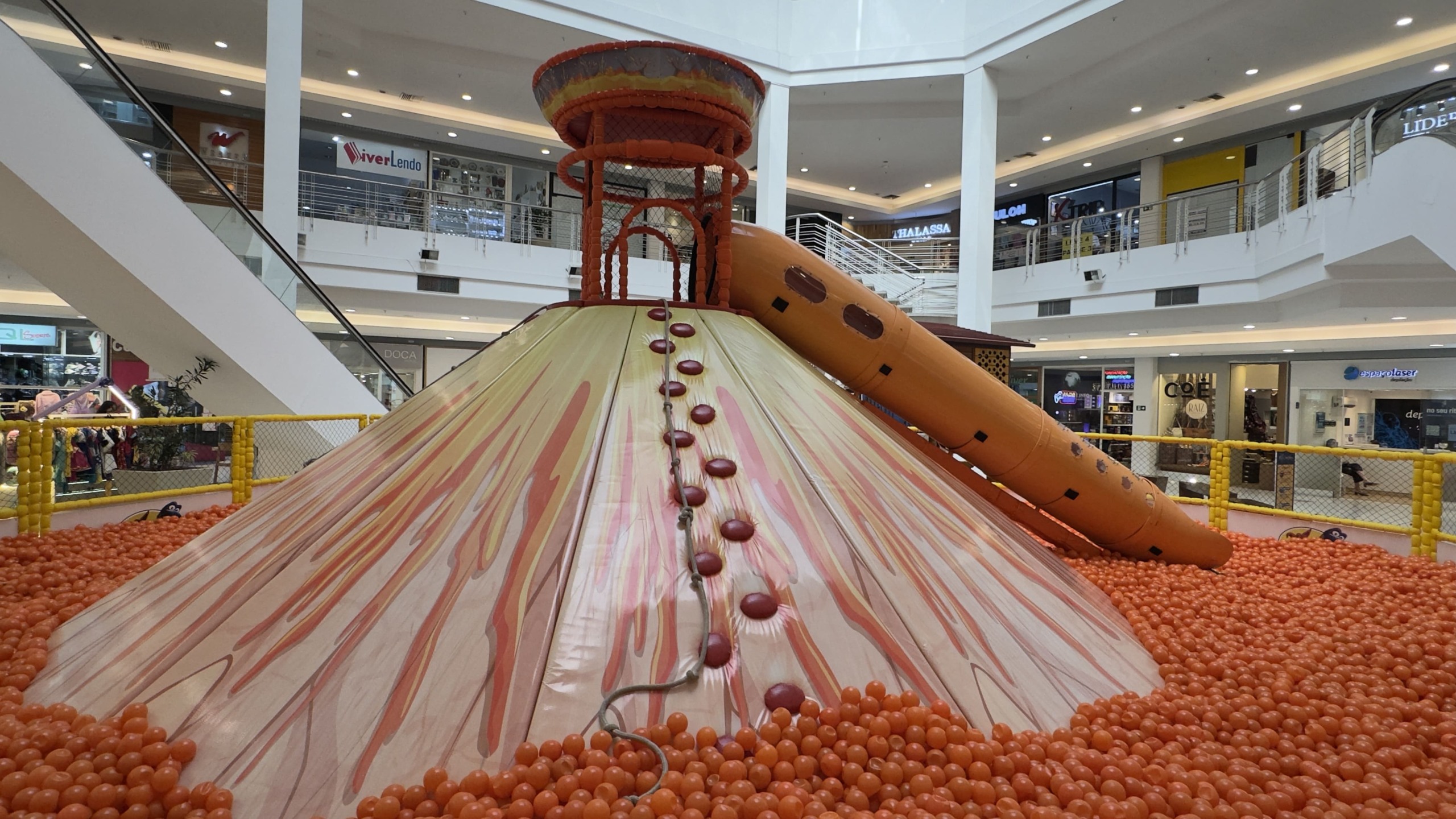 Vulcão com piscina de bolinhas é atração infantil em shopping de Itaipu