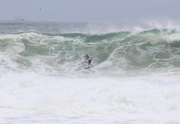 Lucas Chumbo e Pedro Scooby vencem o Itacoatiara Big Wave 2026