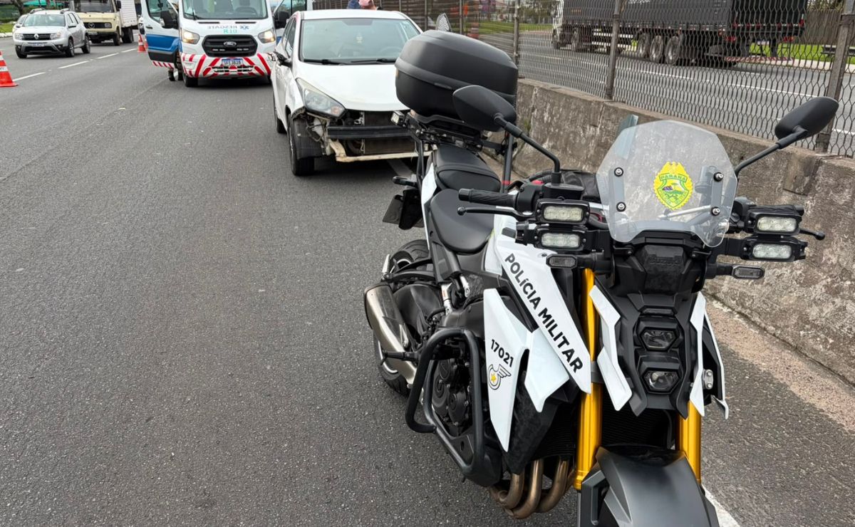 Casal fica ferido após moto bater em carro na BR-277, em Curitiba