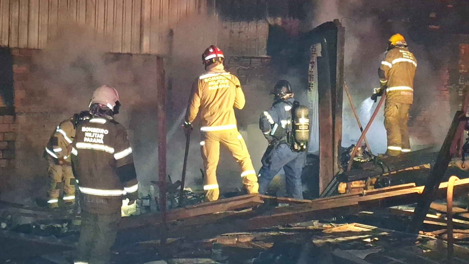 Incêndio destrói estrutura na região do bairro Cataratas, em Cascavel