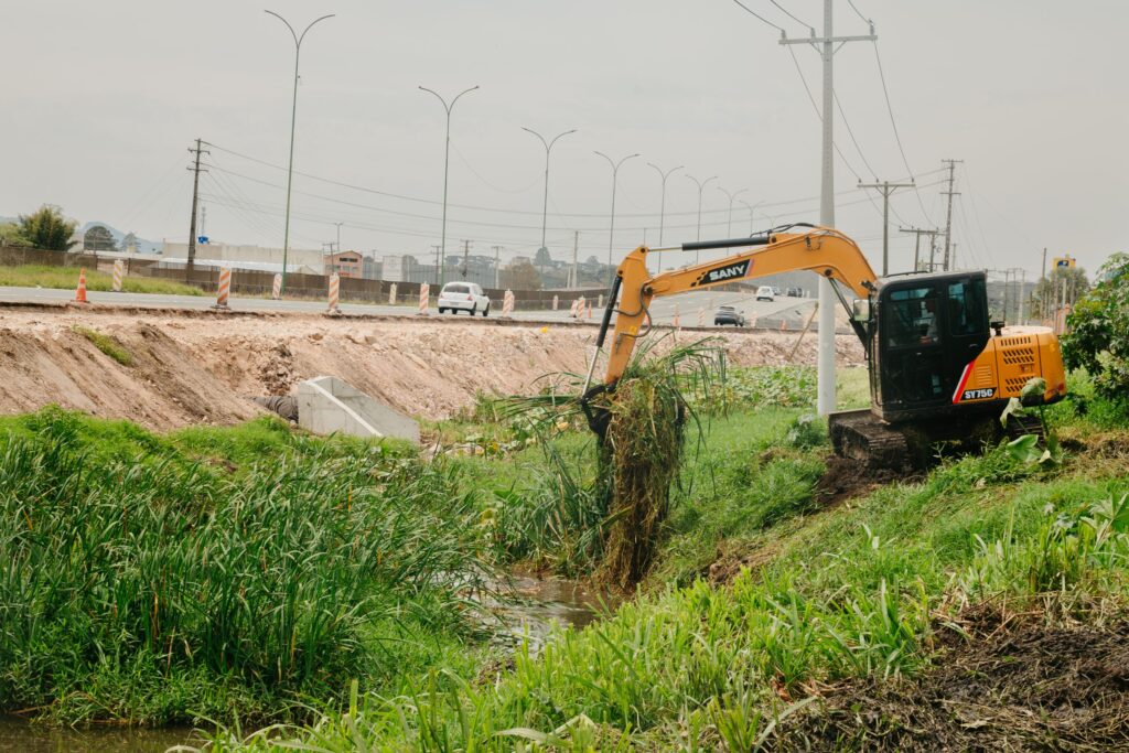 São José dos Pinhais reforça limpeza de canal no Parque da Fonte