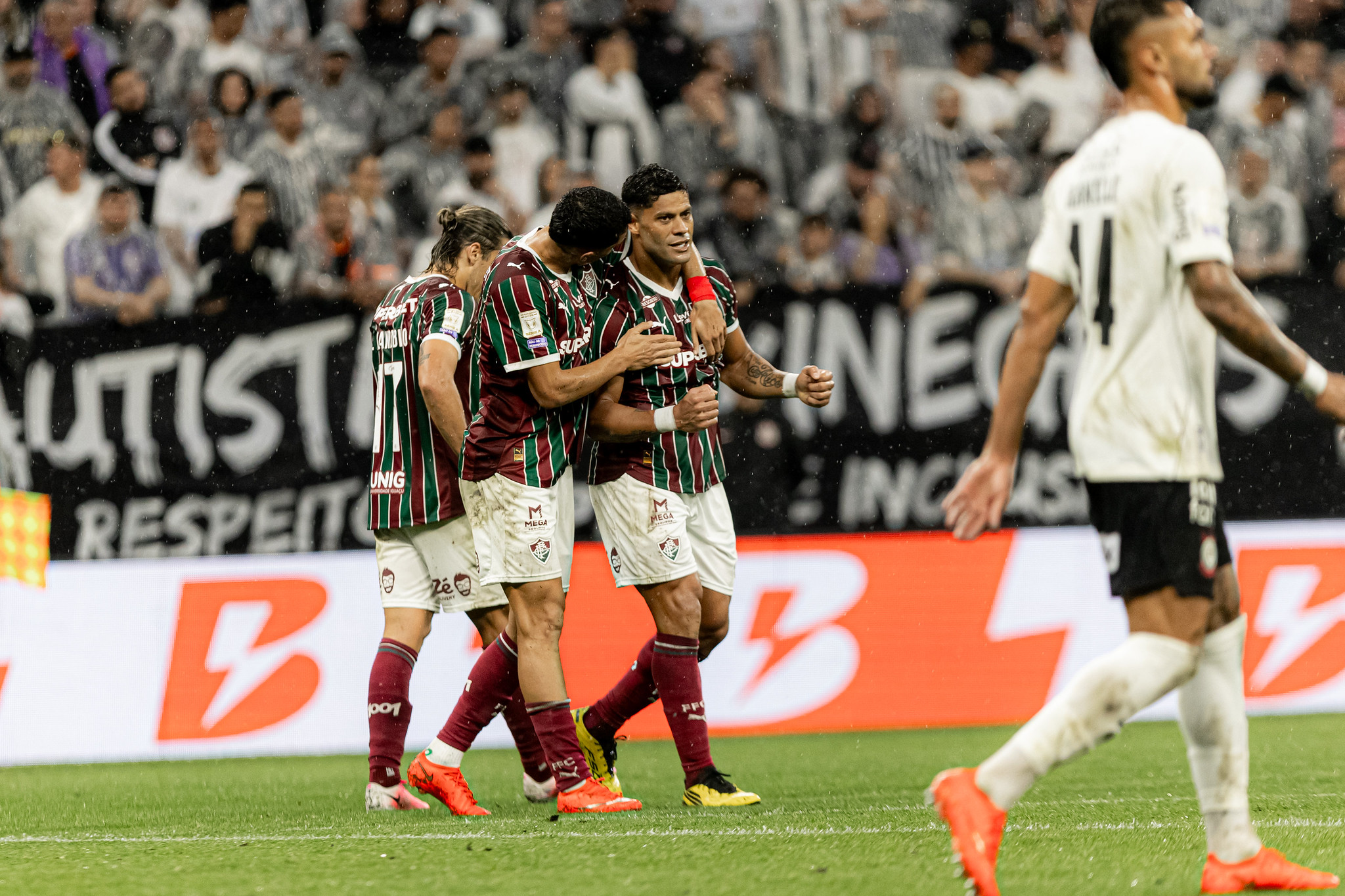 Fluminense lidera vitórias contra grandes paulistas nos pontos corridos